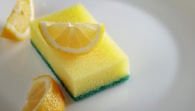 Spugnette dei piatti: ogni quanto cambiarle e come igienizzarle