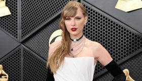 Taylor Swift regina di stile ai Grammys 2024, tutte le vip in bianco sul red carpet