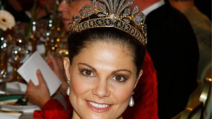 Vittoria di Svezia, tiara inestimabile e abito da sera low cost