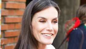 Letizia di Spagna, una favola: tailleur bianco e cappotto rosa