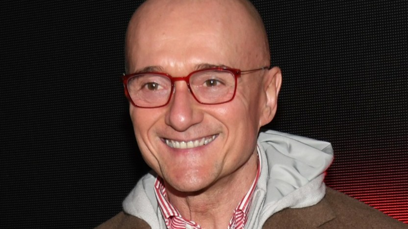 Grande Fratello, Stefano Miele riabbraccia la madre: Signorini in lacrime