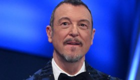 Conferenza stampa Sanremo 2024, si scaldano gli animi sul caso Travolta