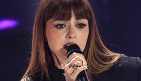 Annalisa non scende le scale dell’Ariston: la cantante smentisce la gravidanza