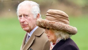 Carlo ha il cancro, condizioni di salute del Re: le foto sotto la pioggia con Camilla