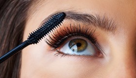 Come scegliere l’applicatore (e il mascara) giusto a seconda delle tue ciglia