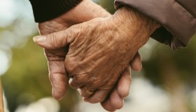 Eutanasia di coppia, quando morire mano nella mano non fa paura