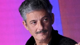 Fiorello a Sanremo punge sul caso Travolta: “Scippo meno grave del Ballo del Qua Qua”