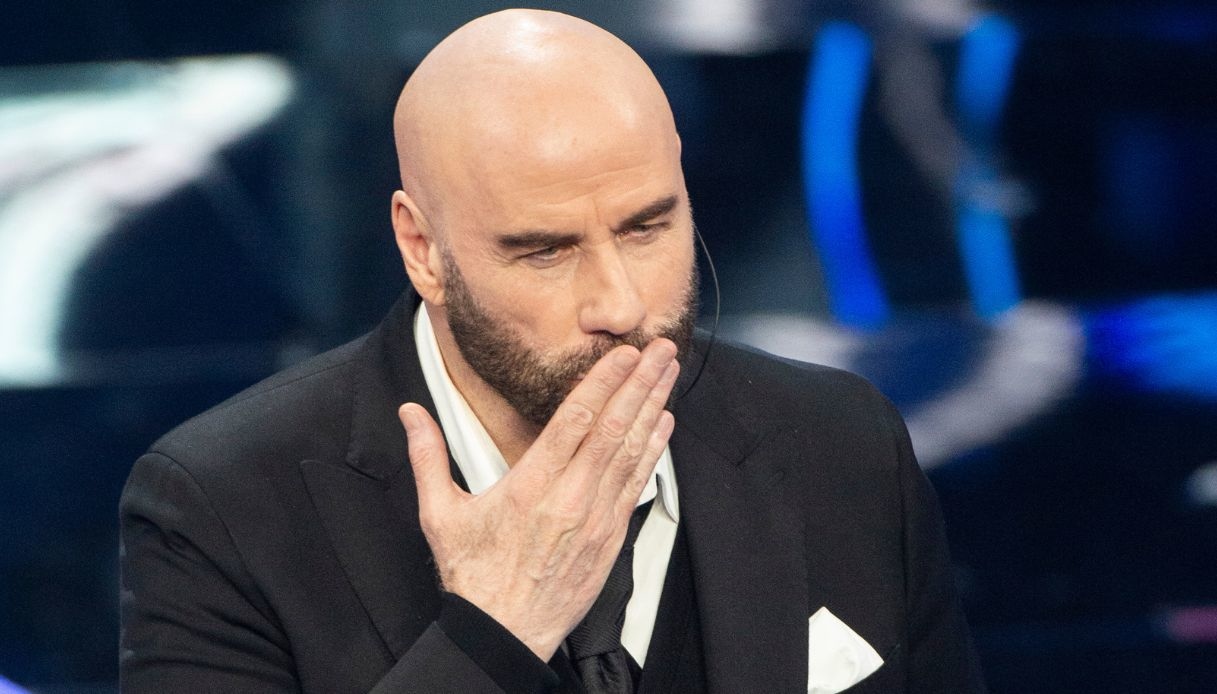 John Travolta, la verità sulla pubblicità occulta. Posa con Diletta Leotta dopo Sanremo