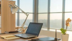 Lampade a luce naturale: come funzionano e tutti i benefici per l’umore e la vista