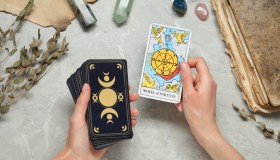Farsi leggere i tarocchi su TikTok, l’inaspettato fascino della nuova “religione” esplosa sui social