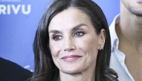 Letizia di Spagna, abito low cost con scollatura e scarpe troppo larghe