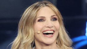 Lorella Cuccarini a Sanremo 2024: i look tributo tra vintage e novità