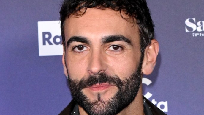 Conferenza Stampa Sanremo 2024, Mengoni non resiste all’ansia. Amadeus: “Finiremo alle 2”