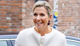 Maxima d’Olanda, la mantella in lana è il must have di stagione