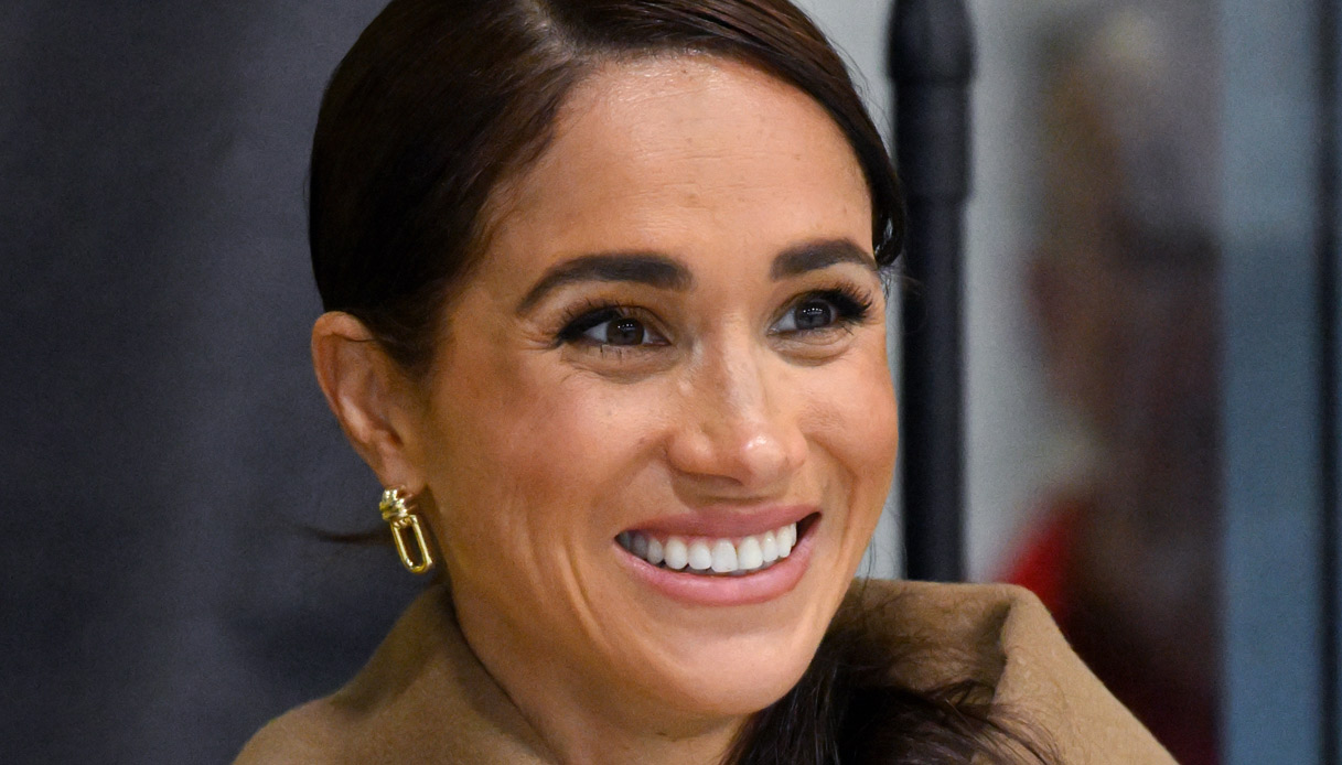 Meghan Markle statuaria, abito da sirena e gioielli da 30.918 euro