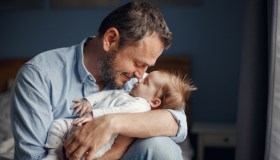 Prende 3 giorni di congedo per stare con la bimba: papà viene licenziato