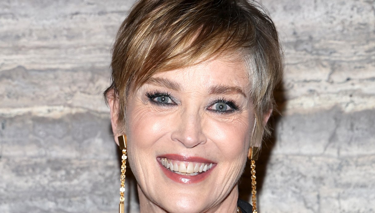 Sharon Stone, nuovo taglio e look audace alla Milano Fashion Week: a 65 anni mai così bella