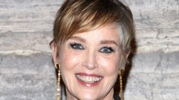 Sharon Stone, nuovo taglio e look audace alla Milano Fashion Week: a 65 anni mai così bella