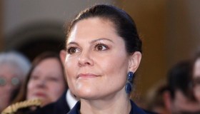 Vittoria di Svezia, l’abito da sera monospalla che non convince