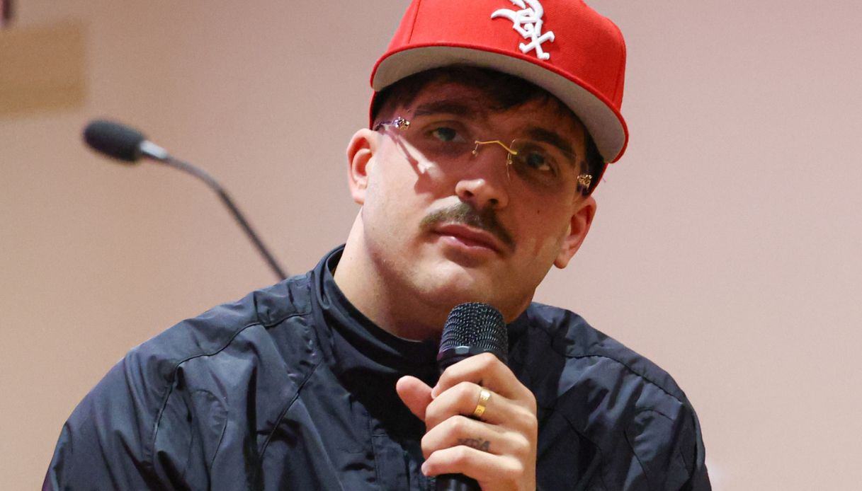 Geolier si racconta all’università dopo le polemiche: “Non è una lezione”