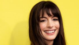 Anne Hathaway in abito corto, le gambe da favola della star del cinema