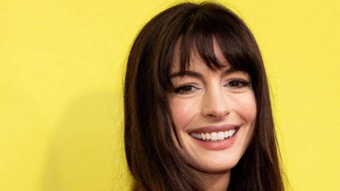 Anne Hathaway in abito corto, le gambe da favola della star del cinema