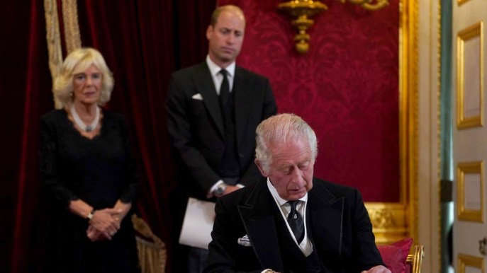 Carlo ha il cancro, condizioni di salute del Re: pronta la successione di William