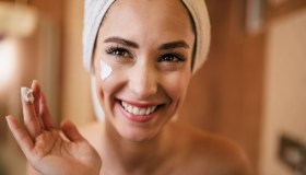 Creme viso anti inquinamento: le migliori per proteggere la pelle dallo smog (e non solo)