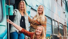 Hanno trasformato un bus in un ostello itinerante: così 3 amiche realizzano un sogno