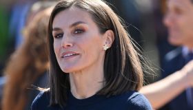 Letizia di Spagna, il perfetto abito in maglia con maxi fiore