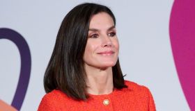 Letizia di Spagna, il look denso di significato: la giacca rossa che fa la differenza