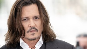 Angelina Jolie si fa consolare da Johnny Depp e blocca il numero di telefono di Brad