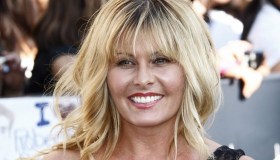 Nicole Eggert ha il cancro, l’ex bagnina di Baywatch rasa i capelli a zero