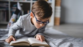 La vicina perde la vista. Il piccolo Erik le legge i suoi libri preferiti