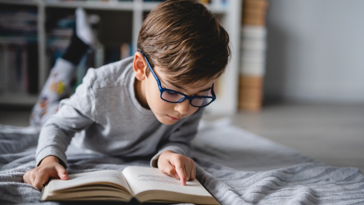 La vicina perde la vista. Il piccolo Erik le legge i suoi libri preferiti