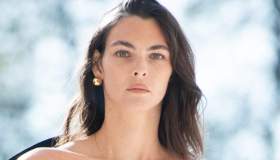Paris Fashion Week 2024, Vittoria Ceretti conquista da Schiaparelli senza sopracciglia