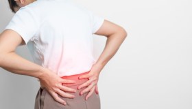 Dolore alle anche: possibili cause e cure