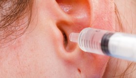 Lavaggio auricolare: come si effettua e perché