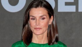 Letizia di Spagna, camicia in seta verde e pantaloni bianchi: il look perfetto di primavera