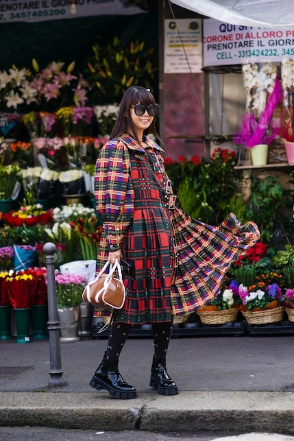 ragazza con abito a quadri e calze a pois mix and match