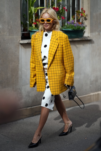ragazza con vestito a pois e giacca a quadri mix and match