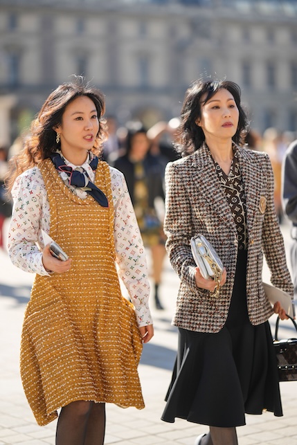 ragazze con abiti mix and match di fantasie