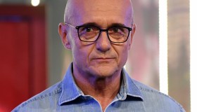 Polemiche dopo il Grande Fratello. Il regista: “Basta insultare chi lavora”