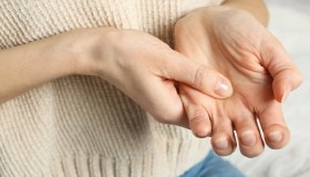 Tenosinovite stenosante dei tendini flessori: cause e sintomi