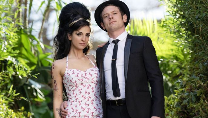 Marisa Abela e Jack O'Connel interpretano Amy Winehouse e Blake Fielder-Civil in "Back to black"