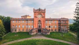 Castello di Sammezzano, 13 sale monumentali con decori pazzeschi e un parco vastissimo