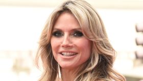 Heidi Klum, stupenda cinquantenne con look total black completamente in pelle