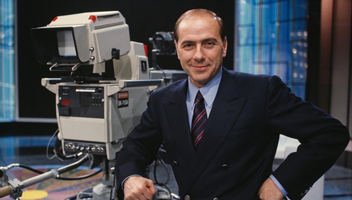 Il Giovane Berlusconi, la trama, le testimonianze e i segreti sulla vita del Cavaliere