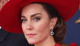 Kate Middleton si veste di rosso e dà una sferzata a tutti
