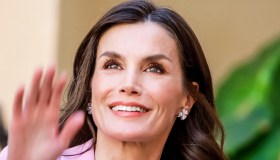 Letizia di Spagna, incantevole con l’abito rosa cipria